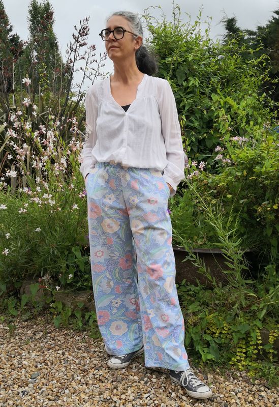Pantalon large fleurs multicolores sur fond bleu