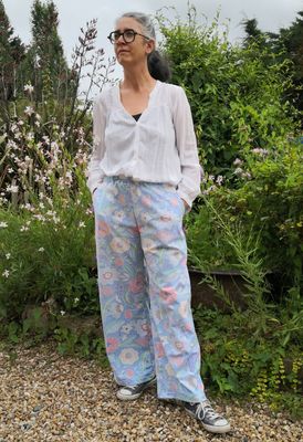Pantalon large fleurs multicolores sur fond bleu