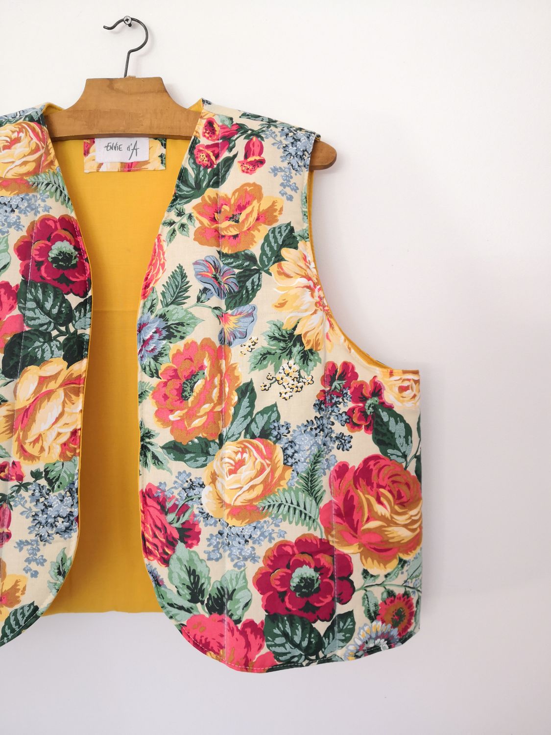 Gilet matelassé  sans manche fleuri jaune orangé