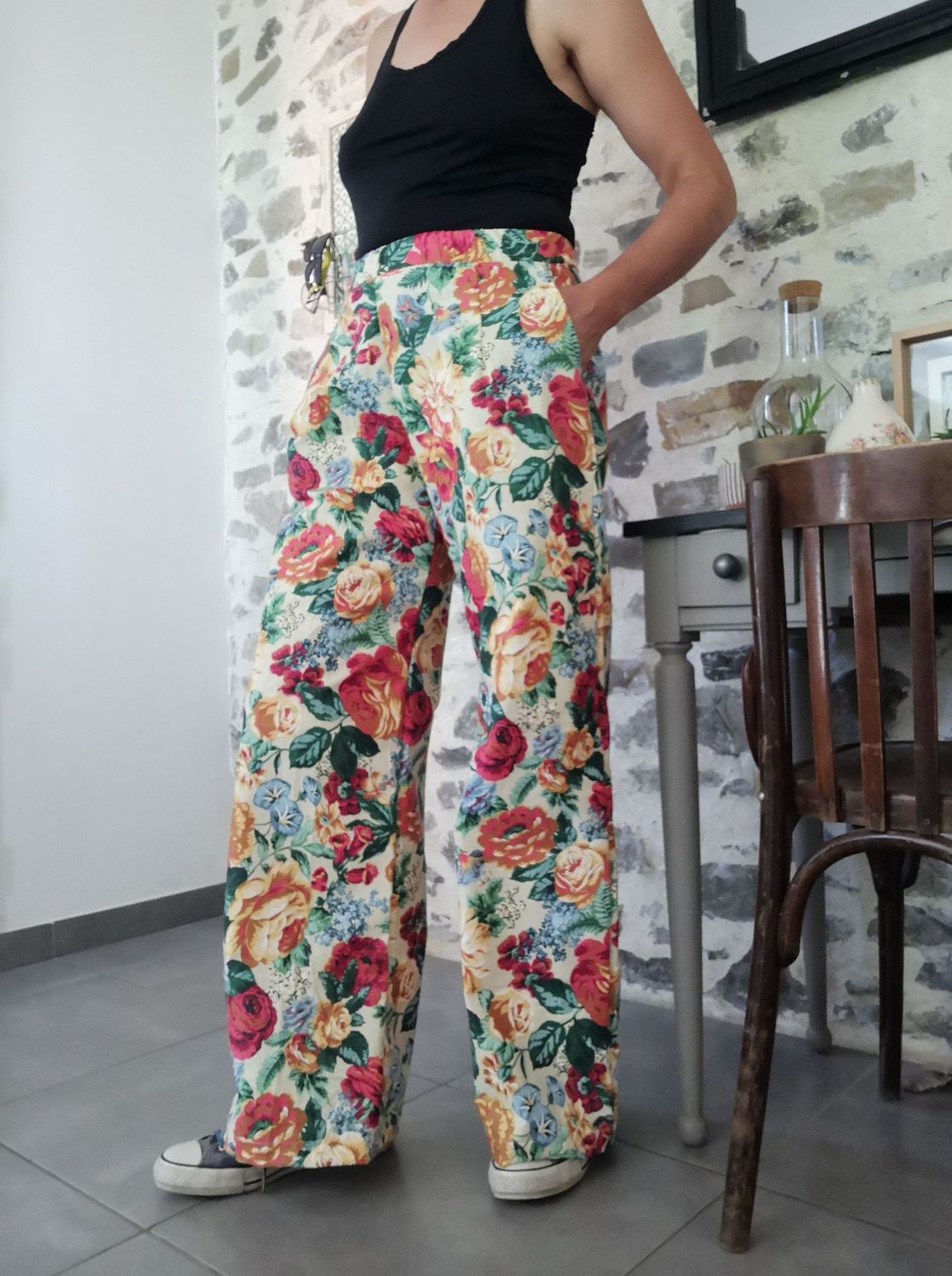 Pantalon large grandes fleurs multicolore sur fond crème