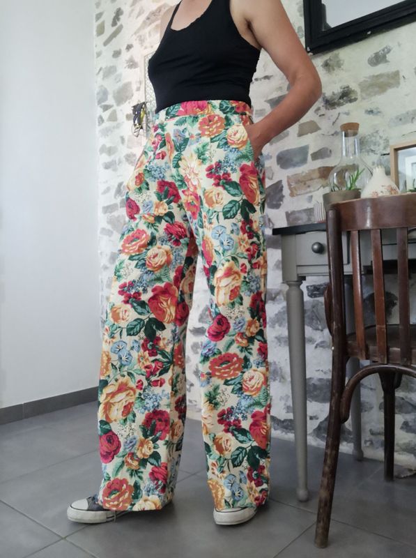 Pantalon large grandes fleurs multicolore sur fond crème