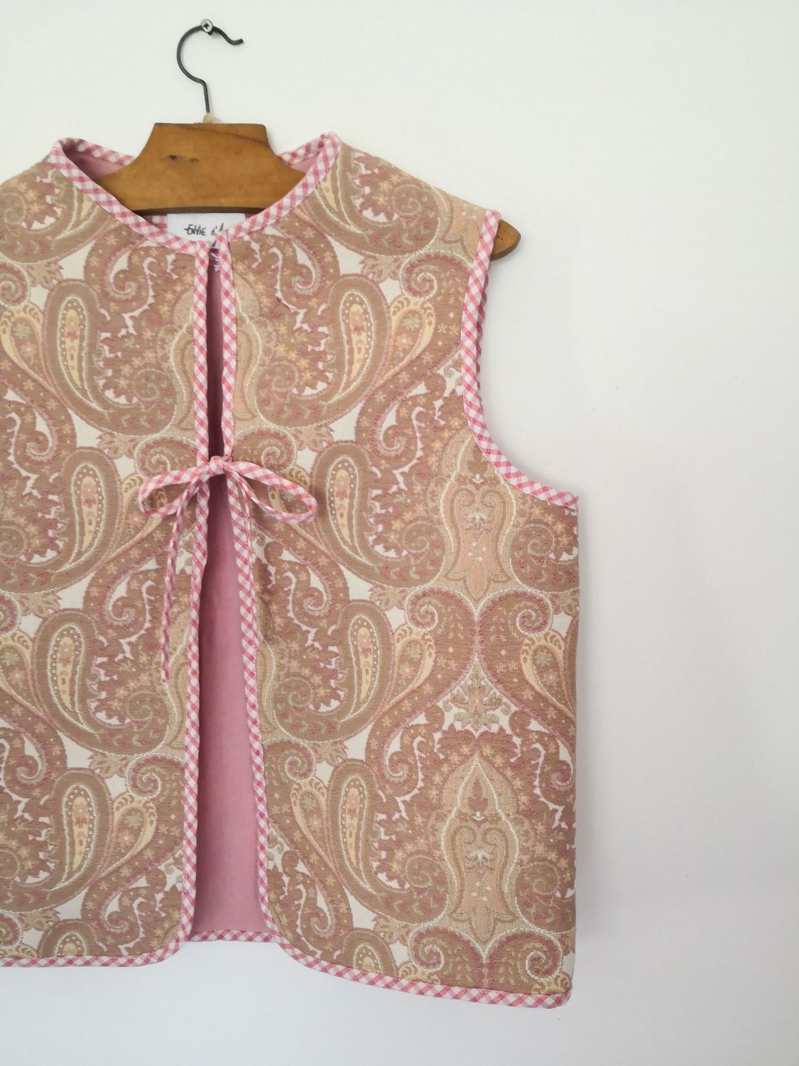 Gilet  sans manche motif paisley vieux rose