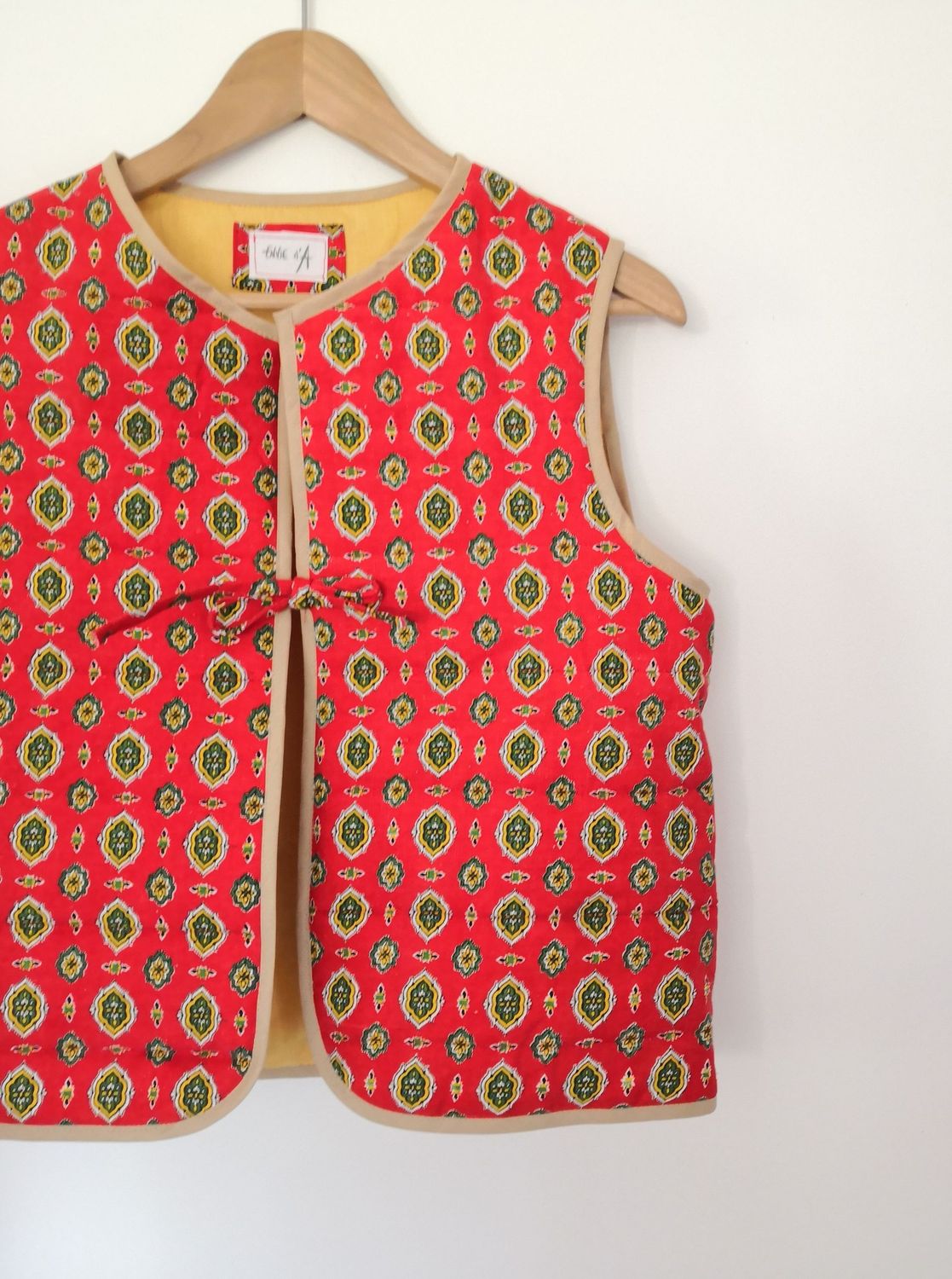 Gilet matelassé  sans manche rouge doublé jaune taille 36/38