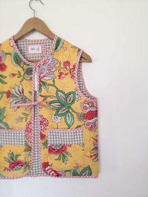 Gilet  matelassé sans manche grande fleur sur fond jaune