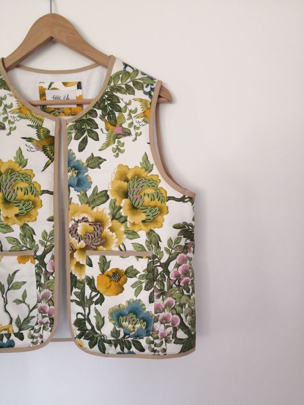 Gilet matelassé  sans manche grande fleur jaune