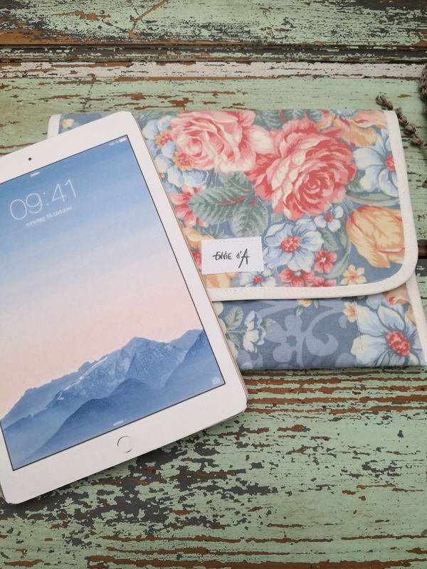 Pochette matelassée  Tablette ou Ipad "grandes fleurs"