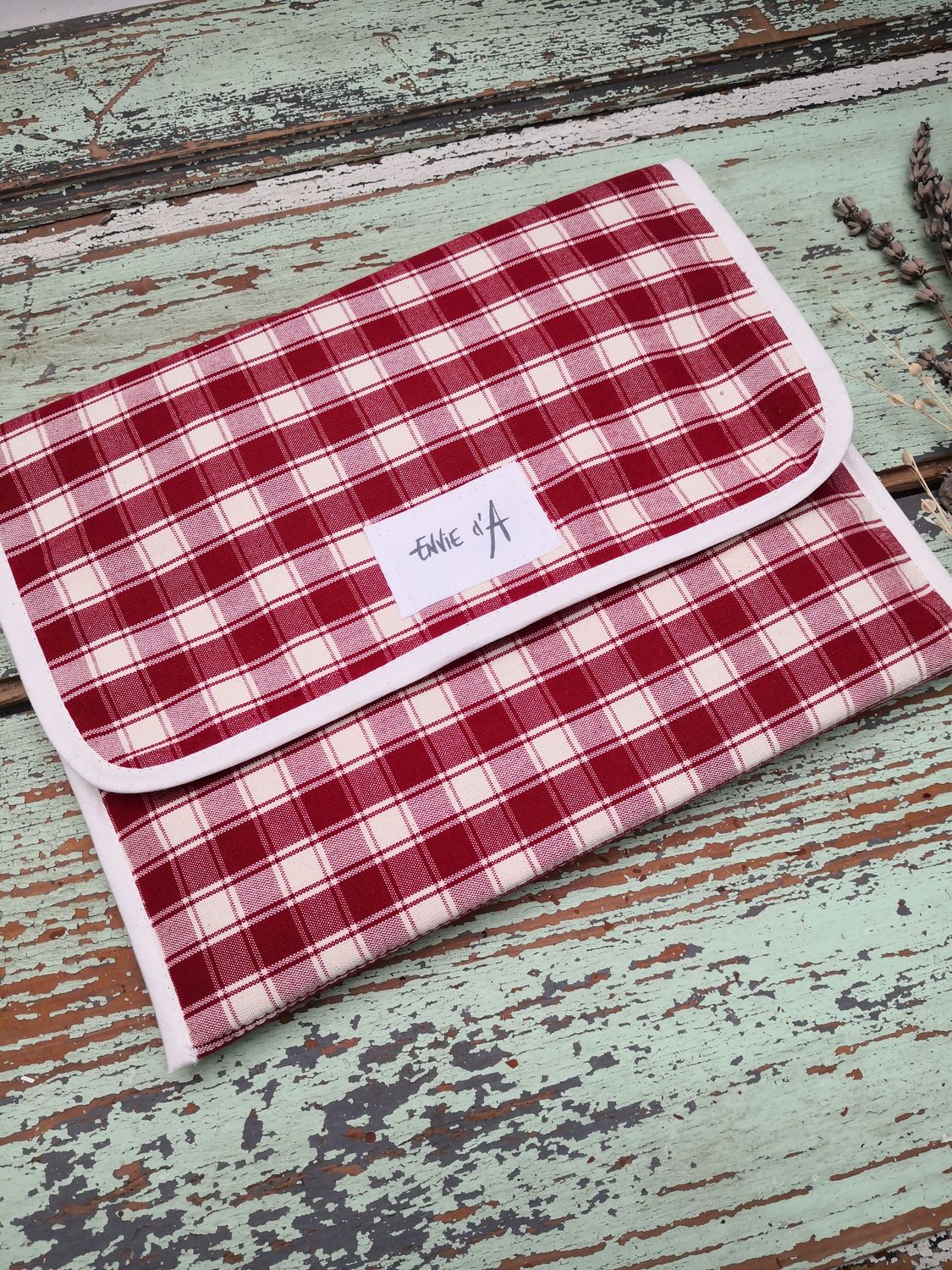 Pochette matelassée  Tablette ou Ipad "rayures rouges"
