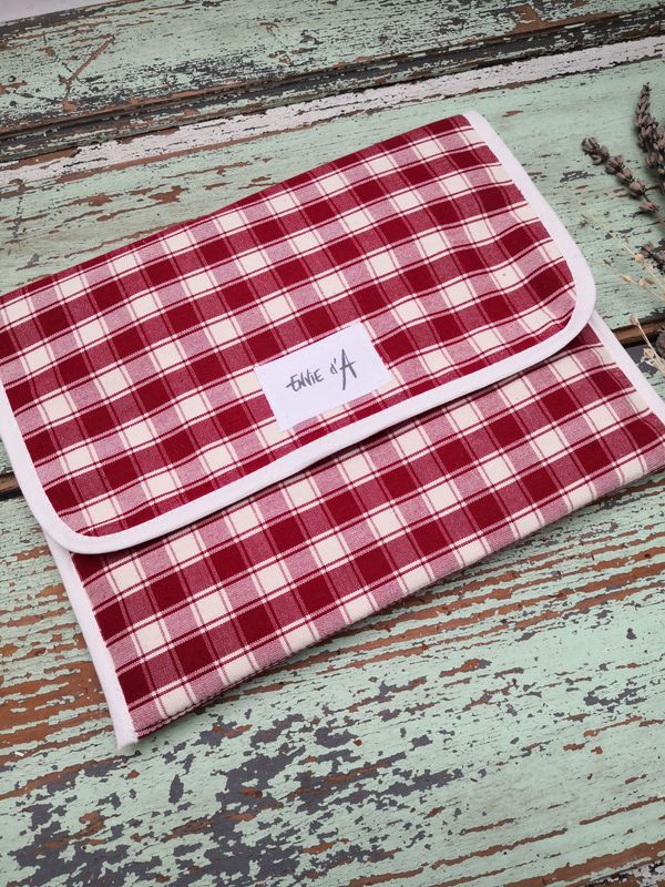 Pochette matelassée  Tablette ou Ipad "rayures rouges"