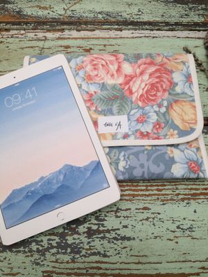 Pochette matelassée  Tablette ou Ipad "grandes fleurs"