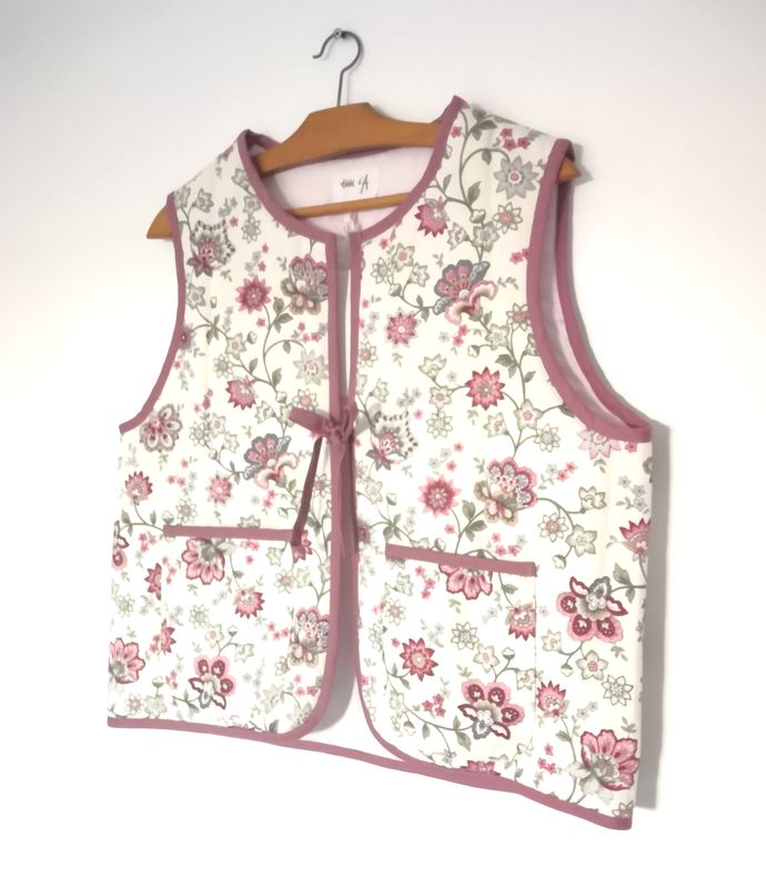 Gilet  matelassé sans manche fleurs roses