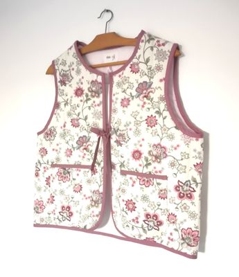Gilet matelassé sans manche fleurs roses Gilet matelassé sans manche fleurs roses