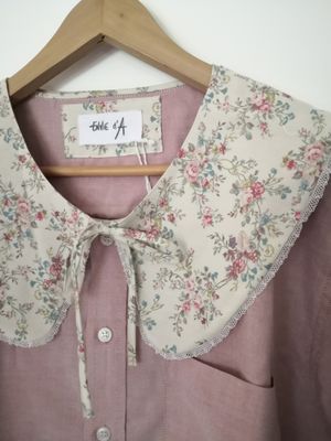 Blouse rose, avec son col amovible fleuri, t40/42