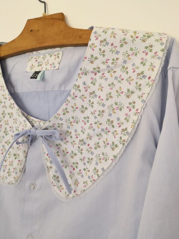 Blouse bleu ciel, avec son col amovible fleuri, t40/42
