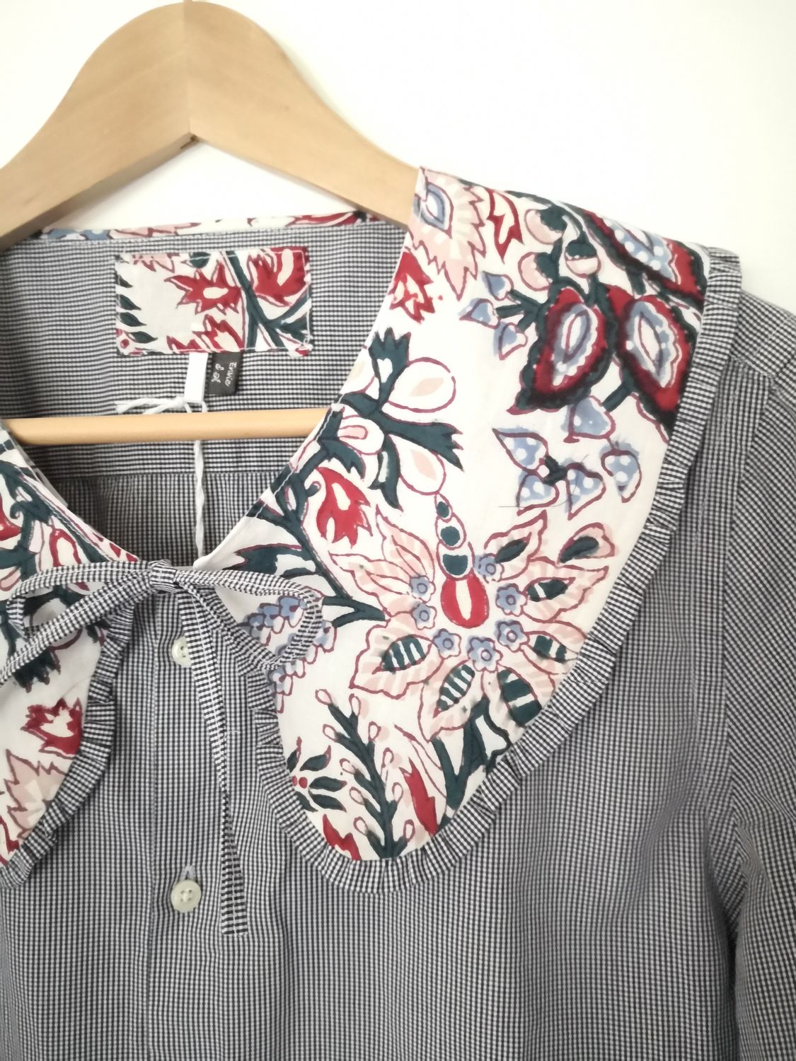 Blouse vichy bleu marine, avec son col amovible fleuri, t36