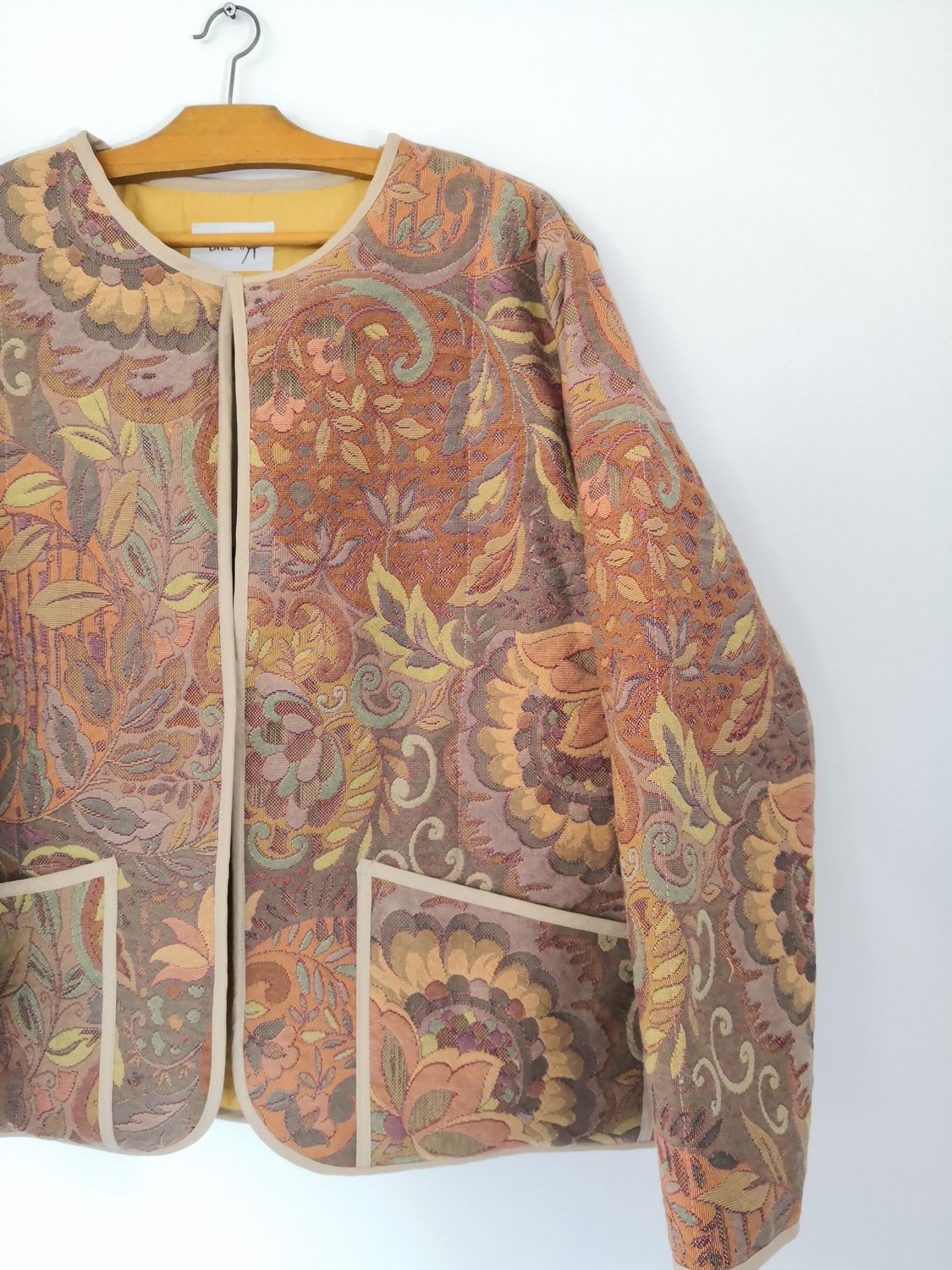 Veste matelassée  manche longue fleurie tons orangés