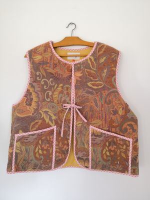 Gilet  sans manche motif fleurs tons orangés et vichy rose