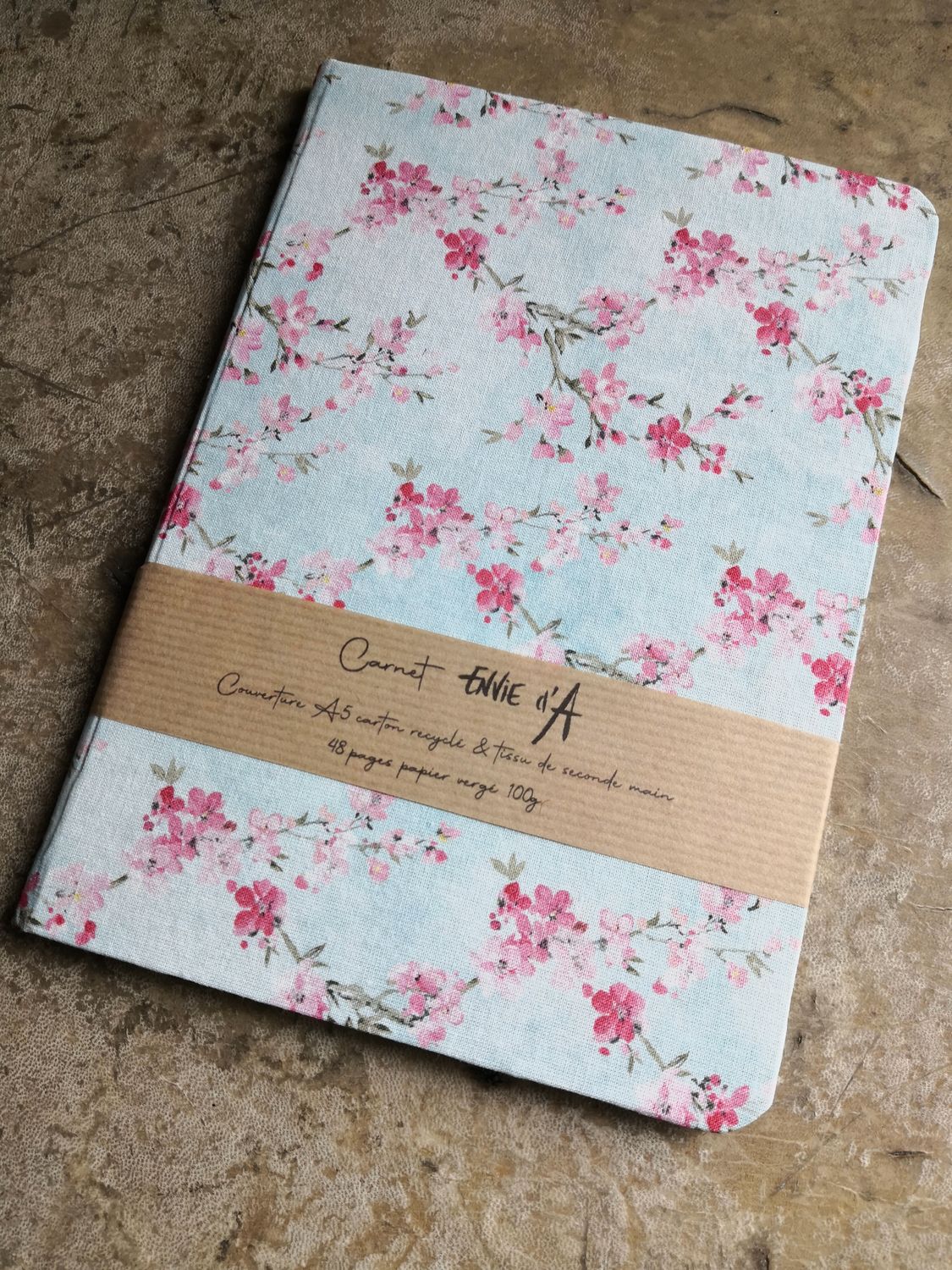 Carnet format A6 fleurs roses sur fond bleu