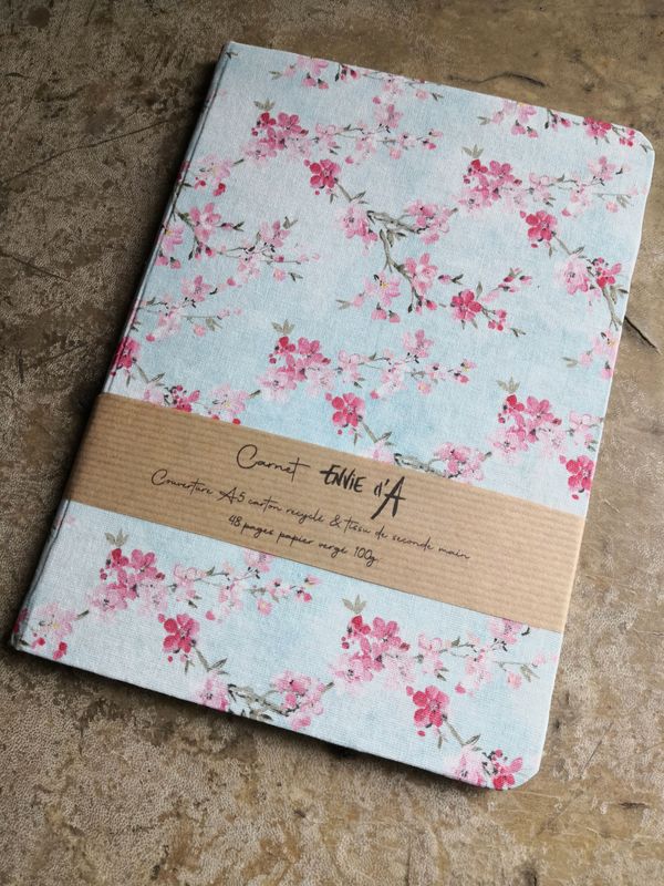 Carnet format A6 fleurs roses sur fond bleu