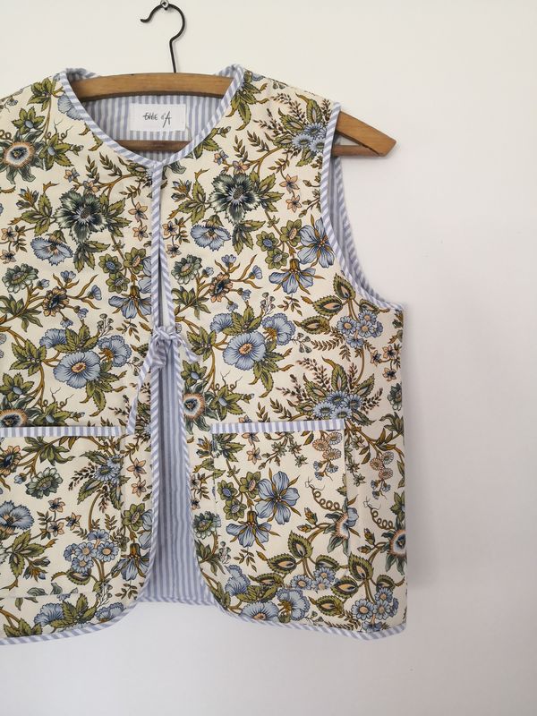 Gilet  sans manche fleuri et doublure rayures bleu et blanc