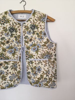 Gilet  sans manche fleuri et doublure rayures bleu et blanc