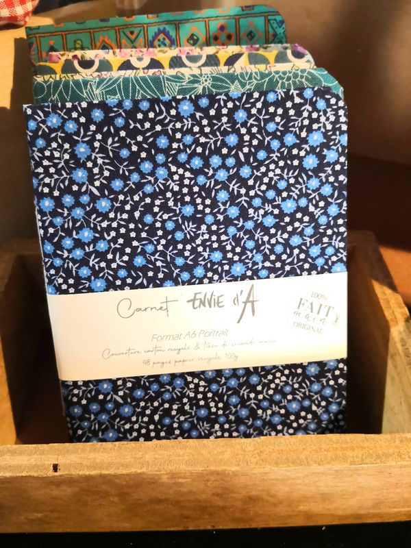 Carnet format A6 fleurs bleu marine