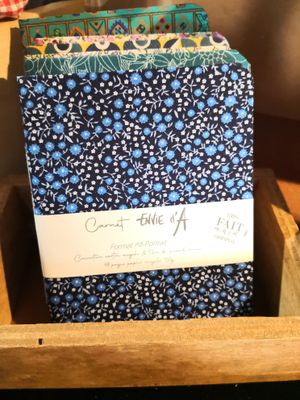 Carnet format A6 fleurs bleu marine