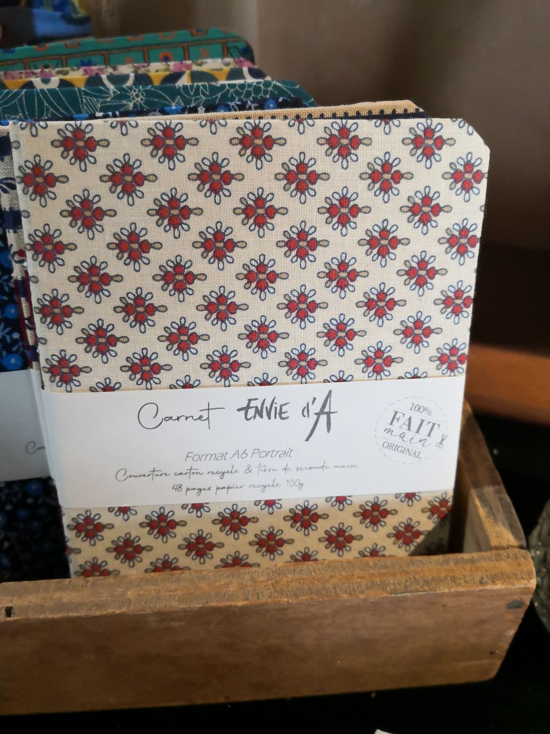 Carnet format A6 motif rouge sur fond beige