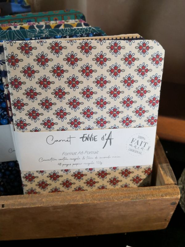 Carnet format A6 motif rouge sur fond beige