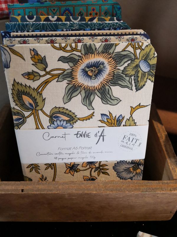 Carnet format A6 grosses fleurs bleues