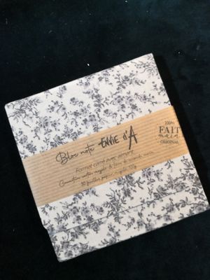 Bloc note carré fleurs grises