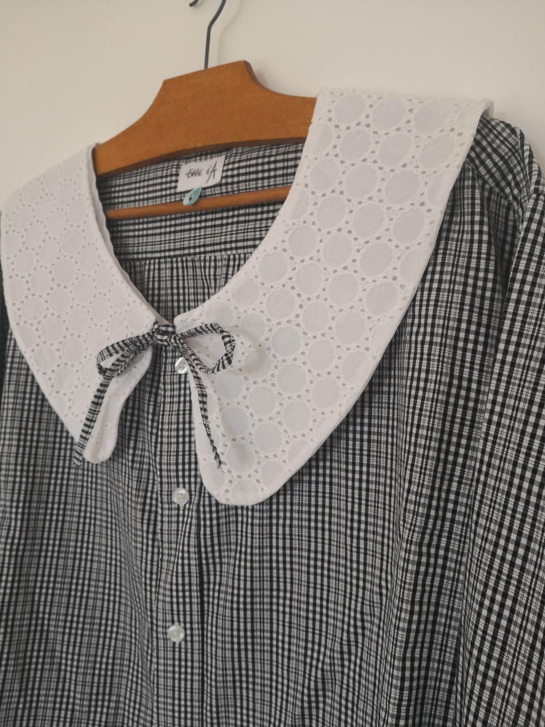 Blouse noir et blanche, avec son col amovible broderie, t42/44