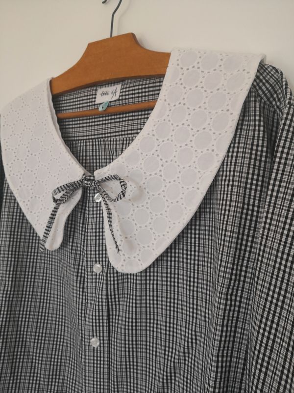 Blouse noir et blanche, avec son col amovible broderie, t42/44