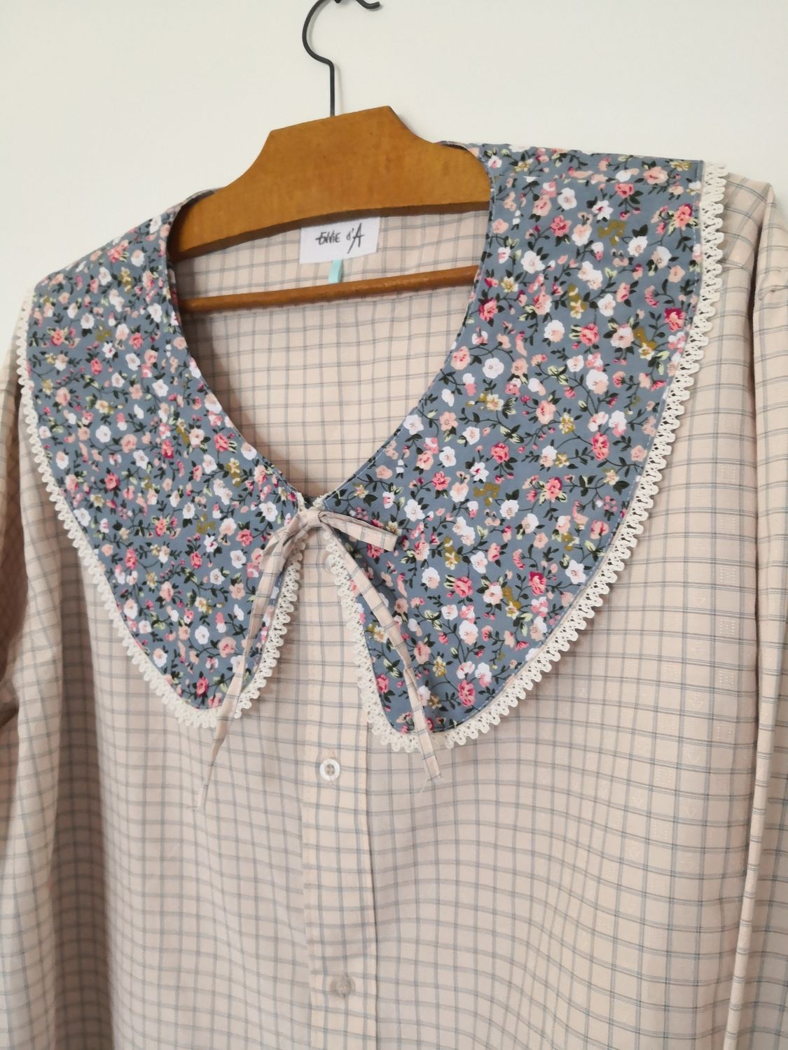 Blouse beige à carreaux, avec son col amovible fleuri à dentelle, t42