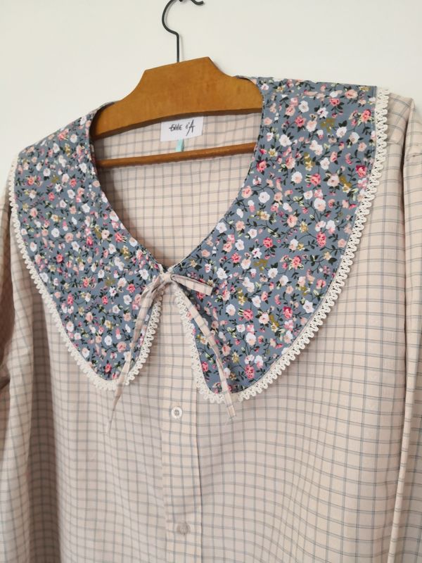 Blouse beige à carreaux, avec son col amovible fleuri à dentelle, t42