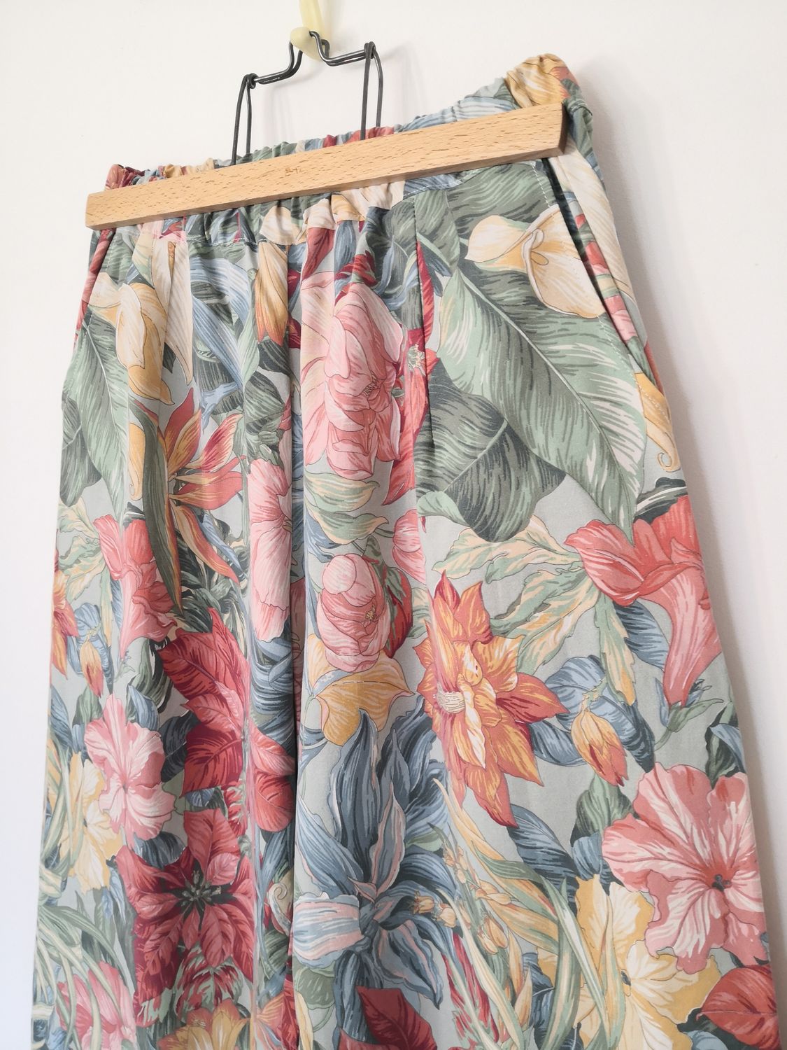Pantalon large grandes fleurs multicolores taille 40/42