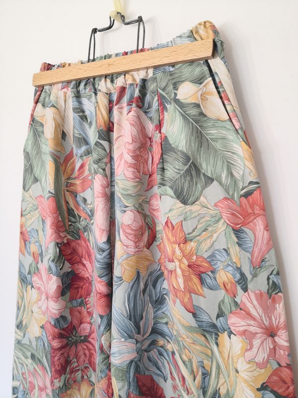 Pantalon large grandes fleurs multicolores taille 40/42