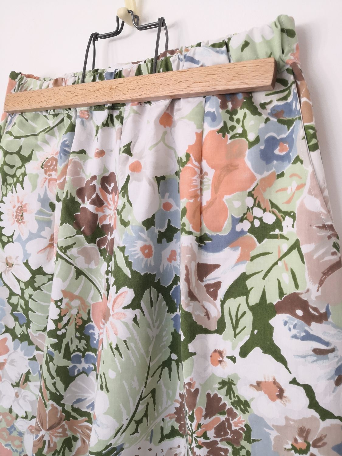 Pantalon large grandes fleurs saumon et vert taille 42/44
