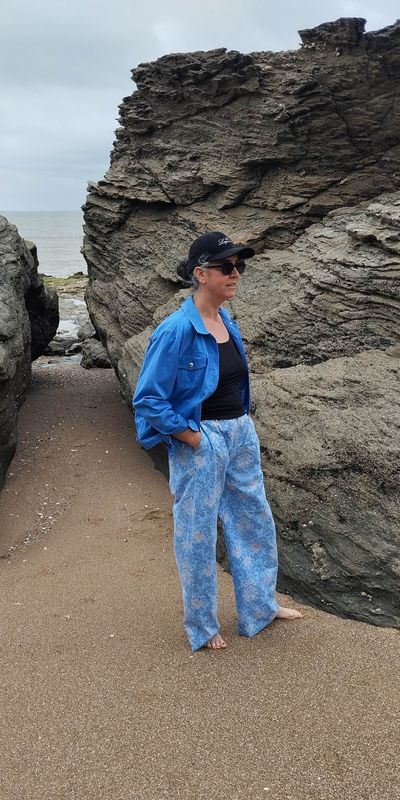 Pantalon large fleurs sur fond bleu - taille 40-42