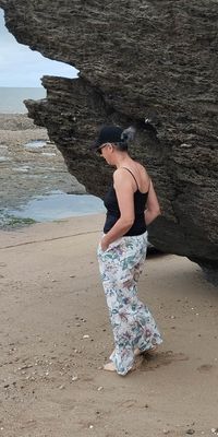 Pantalon large fleuri fond blanc cassé