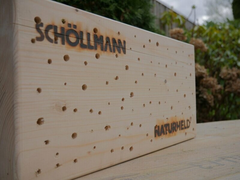 Insektenhotel, Holzblock mit Naturheldlogo Insektenhotel, Holzblock mit Naturheldlogo