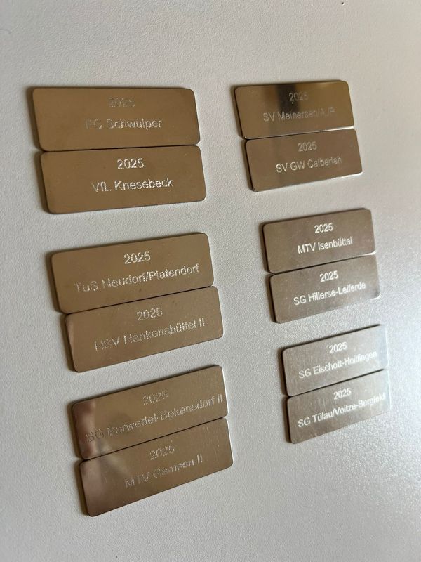 1 x Edelstahlschild Gold (selbstklebend) mit individueller Gravur, Gr. 60x20 mm für JSR des Jahres 1 x Edelstahlschild Gold (selbstklebend) mit individueller Gravur, Gr. 60x20 mm für JSR des Jahres