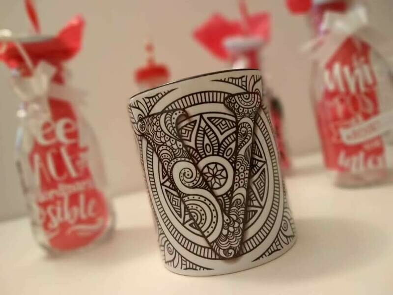 Taza de Cerámica estilo mandala con inicial Trabajada