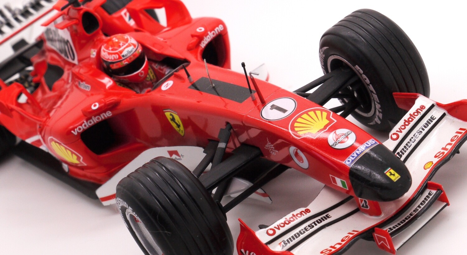 2005 Hotwheels Marlboro Ferrari F2005 M.Schumacher Bahrain gp 1/18
