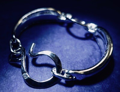Fruktknivsarmband med kraftig silverring.