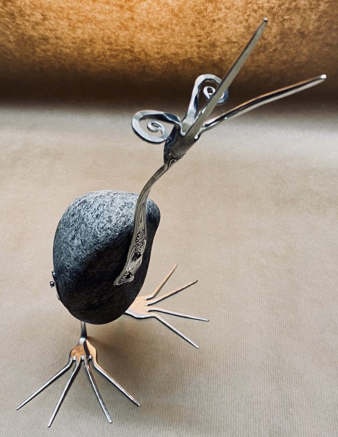 Lars-Elvis är här! Fräck, krävande och ständigt sugen.