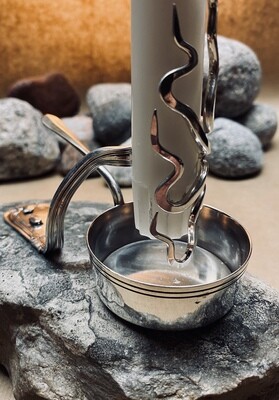 Ljusstake tillverkad av en matgaffel, serveringspanna &amp; Natursten.