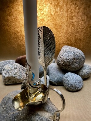 Ljusstake tillverkad av en såsskopa, matgaffel, serveringssked &amp; natursten.