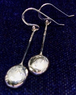 Silverdank med handsmidda krokar.