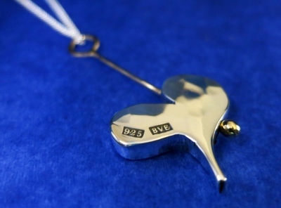 Handsågat hjärta med tyngd i ett unikt exemplar.  18K guld eller 925 sterling silver.