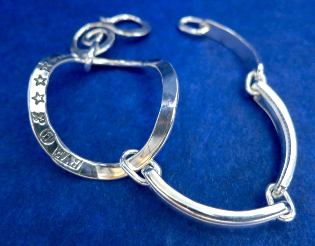 Oval länkat armband.